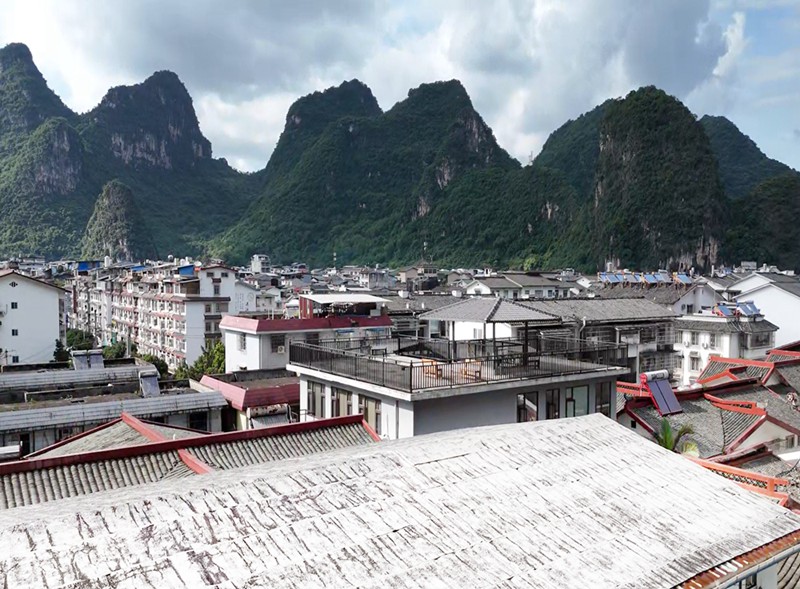群山环绕